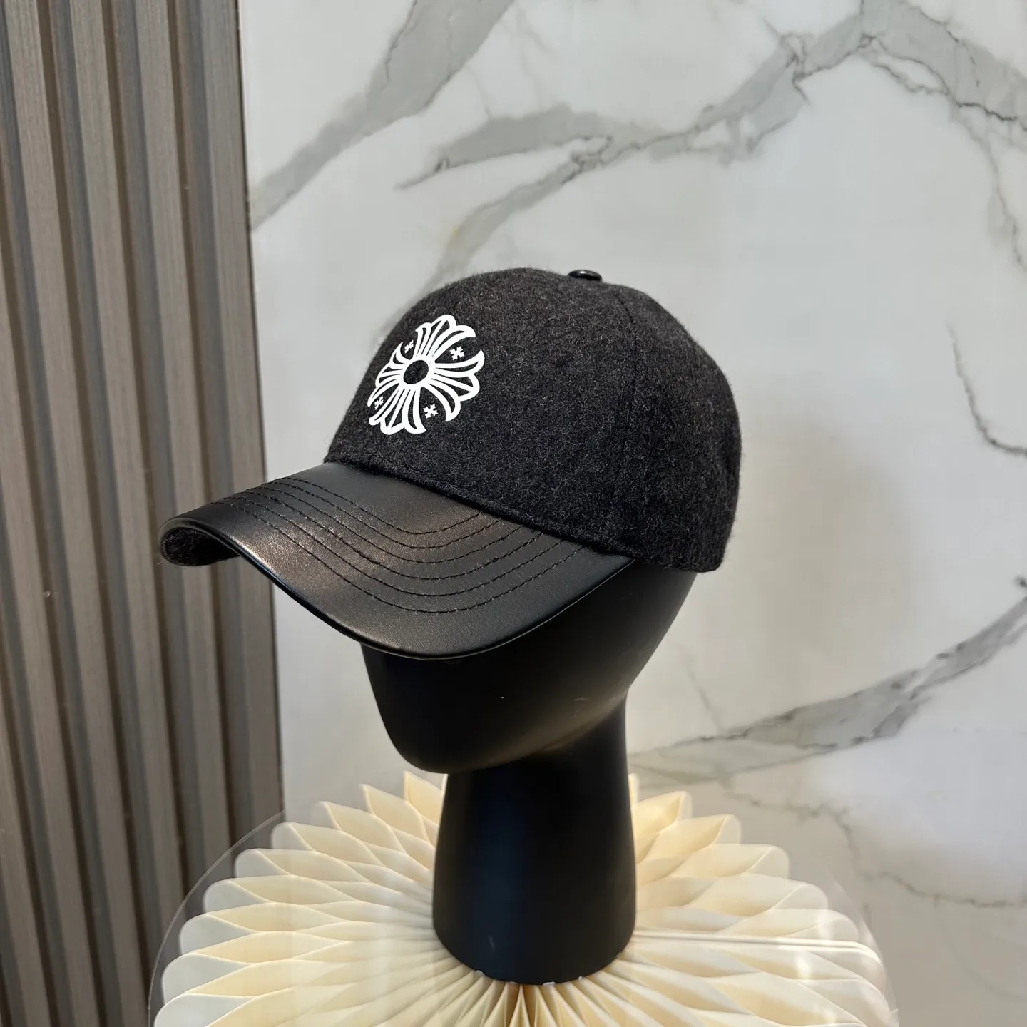 P60 Crow Heart's new autumn and winter fur-stitched baseball cap. It's full of autumn and winter atmosphere. The quality is great. The deepening of the hat shape makes it more elegant. It's very nice for both men and women. It's a classic among classics. It goes well with daily wear. Casual and fashionable.